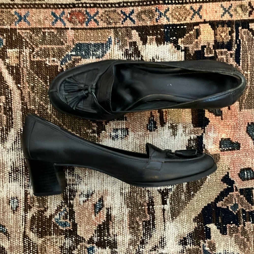 NINE & CO. • vintage croc black leather tassel pumps